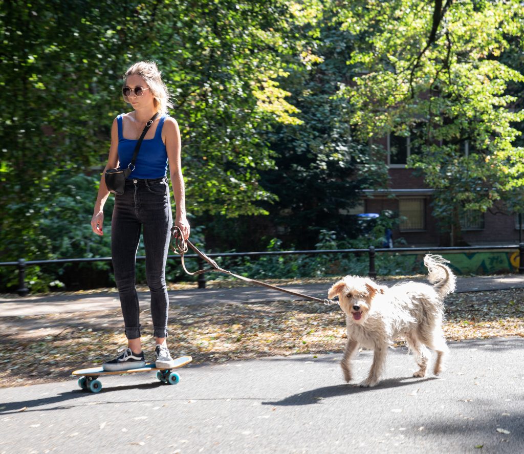 Frau geht mit Hund spazieren 